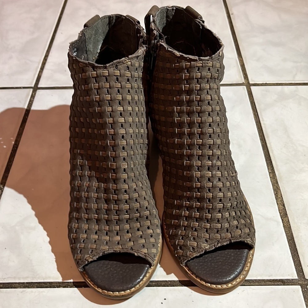 Journee Signature Devine Women's Peep Toe Leather Ankle Boots - Picture 11 of 14